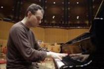 Österreichische Dirigent Manfred Honeck leitet die Tschechische Philharmonie in Begleitung des Pianisten Lars Vogt in der Philharmonie Köln (© Thomas Brill)