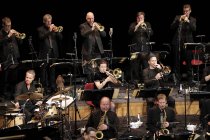 Amerikanischer Jazz-Saxophonisten und Arrangeur Bob Mintzer leitet die WDR Big Band Köln auf ihrer „Songs From The Forties"-Tour in der Philharmonie (© Thomas Brill)