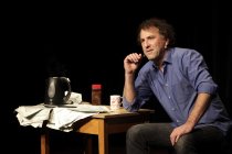 Österreichische Kabarettist Stefan Waghubinger gastiert mit seinem Programm "Außergewöhnliche Belastungen" im Senftöpfchen Theater Köln (© Thomas Brill)