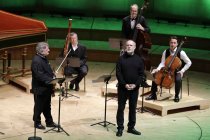 Astrophysiker Harald Lesch und das Merlin Ensemble Wien unter der Leitung von Martin Walch erklären mit Vivaldis "Die vier Jahreszeiten" den Klimawande in der Kölner Philharmonie (&copy; Thomas Brill)
