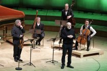 Astrophysiker Harald Lesch und das Merlin Ensemble Wien unter der Leitung von Martin Walch erklären mit Vivaldis "Die vier Jahreszeiten" den Klimawande in der Kölner Philharmonie (&copy; Thomas Brill)
