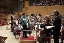 Deutsche Dirigent Thomas Neuhoff leitet das Bundesjugendorchester bei Benjamin Brittens "War Requiem op. 66" in der Philharmonie Köln (© Thomas Brill)