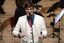 Deutsche Musikkabarettist Bodo Wartke gastiert in Begleitung des WDR Funkhausorchester unter der Leitung des deutschen Dirigenten Enrico Delamboye in der Kölner Philharmonie (© Thomas Brill)