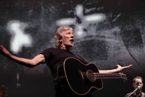 Britischer Musiker und Ex-Pink Floyd-Sänger Roger Waters gastiert mit Werken von Pink Floyd auf seiner "Us and Them"-Tour in der Lanxess Arena Köln (© Thomas Brill)