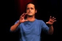 Deutsche Kabarettist Philipp Weber gastiert bei der Eröffnungsshow "KÖLN LACHT!" im Rahmen des 22. Köln Comedy Festival im Gloria Theater Köln (© Thomas Brill)