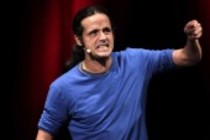 Deutsche Kabarettist Philipp Weber gastiert bei der Eröffnungsshow "KÖLN LACHT!" im Rahmen des 22. Köln Comedy Festival im Gloria Theater Köln (© Thomas Brill)