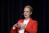 Die deutsche Sprachwissenschaftlerin Elisabeth Wehling, der deutsche Dramaturg Bernd Stegemann sowie die Philosophin Svenja Flaßpöhler diskutieren diskutieren ob "Sprache die Welt verändern kann?" im Comedia Theater Köln (© Thomas Brill)