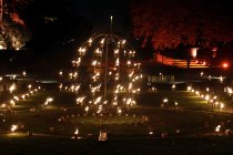 Die Weihnachts Wunderwelt im Schlosspark Schloss Benrath läd mit einigen Lichtilluminationen vom 16. November 2023 bis zum 01. Januar 2024 zu Spaziergängen durch den Lichtergarten ein (&copy; Thomas Brill)