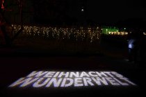 Die Weihnachts Wunderwelt im Schlosspark Schloss Benrath läd mit einigen Lichtilluminationen vom 16. November 2023 bis zum 01. Januar 2024 zu Spaziergängen durch den Lichtergarten ein (&copy; Thomas Brill)