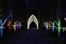 Die Weihnachts Wunderwelt im Schlosspark Schloss Benrath läd mit einigen Lichtilluminationen vom 16. November 2023 bis zum 01. Januar 2024 zu Spaziergängen durch den Lichtergarten ein (&copy; Thomas Brill)