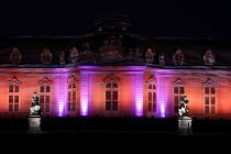 Die Weihnachts Wunderwelt im Schlosspark Schloss Benrath läd mit einigen Lichtilluminationen vom 16. November 2023 bis zum 01. Januar 2024 zu Spaziergängen durch den Lichtergarten ein (&copy; Thomas Brill)
