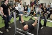 Weihnachtsbankdrücken 2009 im Kraftraum des Schwimmzentrums der Deutschen Sporthochschule Köln (&copy; Thomas Brill)