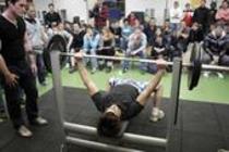 Weihnachtsbankdrücken 2009 im Kraftraum des Schwimmzentrums der Deutschen Sporthochschule Köln (&copy; Thomas Brill)