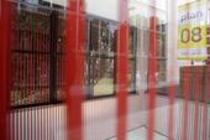 Installation "Zwischenraum" der Kölner Künstlerin Helga Weihs bei plan08  Forum aktueller Architektur in Köln, Pförtnerloge Kaufhof-Hauptverwaltung, Köln (&copy; Thomas Brill)