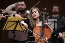 Amerikanische Cellistin Alisa Weilerstein gastiert in Begleitung des  Australian Chamber Orchestra unter der Leitung des australischen Violinisten Richard Tognetti in der Philharmonie Köln (© Thomas Brill)