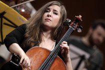 Amerikanische Cellistin Alisa Weilerstein gastiert in Begleitung des  Australian Chamber Orchestra unter der Leitung des australischen Violinisten Richard Tognetti in der Philharmonie Köln (© Thomas Brill)