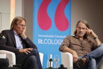 Deutsche Sozialpsychologe Harald Welzer und der deutsche Philosoph Richard David Precht diskutieren über die Medien, die als "Die vierte Gewalt" die Demokratie gefährden kann im Rahmen der phil.COLOGNE Spezial in der Flora Köln (© Thomas Brill)