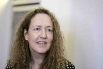 Deutsche Schriftstellerin Lioba Werrelmann im Interview bezüglich ihres neuen Krimis "Tod in Siebenbürgen" in der Berrenrather Str. Köln (&copy; Thomas Brill)