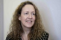 Deutsche Schriftstellerin Lioba Werrelmann im Interview bezüglich ihres neuen Krimis "Tod in Siebenbürgen" in der Berrenrather Str. Köln (&copy; Thomas Brill)