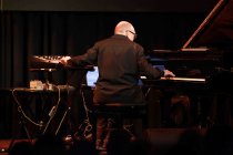 Norwegischer Pianist Bugge Wesseltopf gastiert mit seinem „Am Are“-Programm im Stadtgarten Köln (&copy; Thomas Brill)
