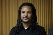 Amerikanische Schriftsteller Colson Whitehead und der deutsche Schauspieler Jens Harzer diskutieren über das Whiteheads neuen Roman "Die Nickel Boys" im Rahmen der lit.COLOGNE SPEZIAL im Klaus-von-Bismarck-Saal Köln (&copy; Thomas Brill)