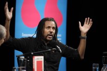Amerikanische Schriftsteller Colson Whitehead und der deutsche Schauspieler Jens Harzer diskutieren über das Whiteheads neuen Roman "Die Nickel Boys" im Rahmen der lit.COLOGNE SPEZIAL im Klaus-von-Bismarck-Saal Köln (&copy; Thomas Brill)