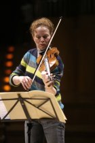 Deutsche Violinistin Carolin Widmann gastiert in Begeitung des deutschen Pianisten Alexander Lonquich in der Philharmonie Köln (&copy; Thomas Brill)