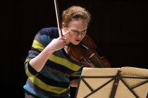 Deutsche Violinistin Carolin Widmann gastiert in Begeitung des deutschen Pianisten Alexander Lonquich in der Philharmonie Köln (&copy; Thomas Brill)