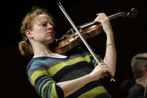 Deutsche Violinistin Carolin Widmann gastiert in Begeitung des deutschen Pianisten Alexander Lonquich in der Philharmonie Köln (&copy; Thomas Brill)
