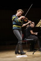 Deutsche Violinistin Carolin Widmann gastiert in Begeitung des deutschen Pianisten Alexander Lonquich in der Philharmonie Köln (&copy; Thomas Brill)