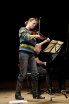 Deutsche Violinistin Carolin Widmann gastiert in Begeitung des deutschen Pianisten Alexander Lonquich in der Philharmonie Köln (&copy; Thomas Brill)