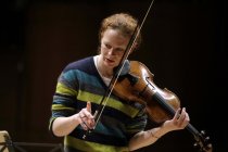 Deutsche Violinistin Carolin Widmann gastiert in Begeitung des deutschen Pianisten Alexander Lonquich in der Philharmonie Köln (&copy; Thomas Brill)