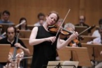Deutsche Violinistin Carolin Widmann begleitet die Deutsche Kammerphilharmonie Bremen in der Philharmonie Köln (© Thomas Brill)
