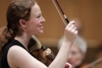 Deutsche Violinistin Carolin Widmann begleitet die Deutsche Kammerphilharmonie Bremen in der Philharmonie Köln (© Thomas Brill)