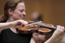 Deutsche Violinistin Carolin Widmann begleitet die Deutsche Kammerphilharmonie Bremen in der Philharmonie Köln (© Thomas Brill)