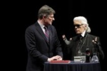 Karl Lagerfeld und Roger Willemsen reden bei der lit.COLOGNE 2012 über Bücher im Opernhaus der Stadt Köln (© Thomas Brill)