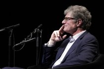 Österreichische Schriftsteller Christoph Ransmayr und der deutsche Publizist Roger Willemsen sprechen über das Reisen "Der offene Horizont" bei der lit.COLOGNE 2014 im Depot I des Carlswerk Köln  (© Thomas Brill)