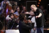 Schwedischer Dirigent Niklas Willén leitet das WDR Rundfunkorchester in Begleitung des Lettischer Staatschor, den deutschen Pianisten Benyamin Nuss und des libanisischen Percussionisten Rony Barrak in der Philharmonie Köln (© Thomas Brill)