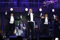 Britischer Rock-Star Robbie Williams gastiert auf seiner "Swings Both Ways"-Tour im ISS Dome Düsseldorf (© Thomas Brill)