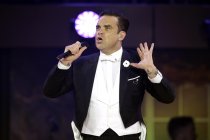 Britischer Rock-Star Robbie Williams gastiert auf seiner "Swings Both Ways"-Tour im ISS Dome Düsseldorf (© Thomas Brill)