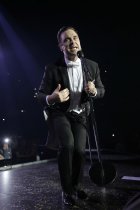 Britischer Rock-Star Robbie Williams gastiert auf seiner "Swings Both Ways"-Tour im ISS Dome Düsseldorf (© Thomas Brill)