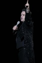 Britischer Rock-Star Robbie Williams gastiert auf seiner "Take The Crown"-Tour in der Arena auf Schalke in Gelsenkirchen (© Thomas Brill)