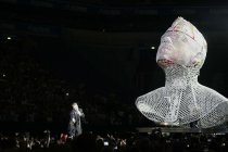 Britischer Rock-Star Robbie Williams gastiert auf seiner "Take The Crown"-Tour in der Arena auf Schalke in Gelsenkirchen (© Thomas Brill)