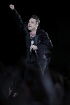 Britischer Rock-Star Robbie Williams gastiert auf seiner "Take The Crown"-Tour in der Arena auf Schalke in Gelsenkirchen (© Thomas Brill)