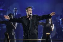Britischer Rock-Star Robbie Williams gastiert auf seiner "Take The Crown"-Tour in der Arena auf Schalke in Gelsenkirchen (© Thomas Brill)