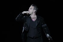 Britischer Rock-Star Robbie Williams gastiert auf seiner "Take The Crown"-Tour in der Arena auf Schalke in Gelsenkirchen (© Thomas Brill)