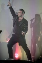Britischer Rock-Star Robbie Williams gastiert auf seiner "Take The Crown"-Tour in der Arena auf Schalke in Gelsenkirchen (© Thomas Brill)
