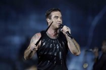 Britischer Rock-Star Robbie Williams gastiert auf seiner "The Heavy Entertainment Show"-Tour in der ESPRIT-Arena Düsseldorf (&copy; Thomas Brill)