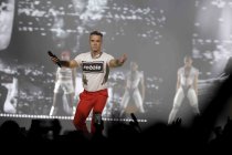 Britischer Rock-Star Robbie Williams gastiert auf seiner "Britpop"-Tour in der Merkur Spiel-Arena Düsseldorf (&copy; Thomas Brill)