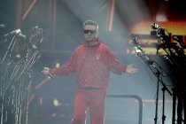 Britischer Rock-Star Robbie Williams gastiert auf seiner "Britpop"-Tour in der Merkur Spiel-Arena Düsseldorf (&copy; Thomas Brill)